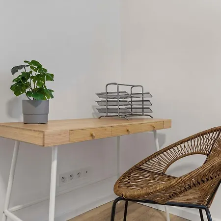 2 Bedroom Steps To Nivy Station *