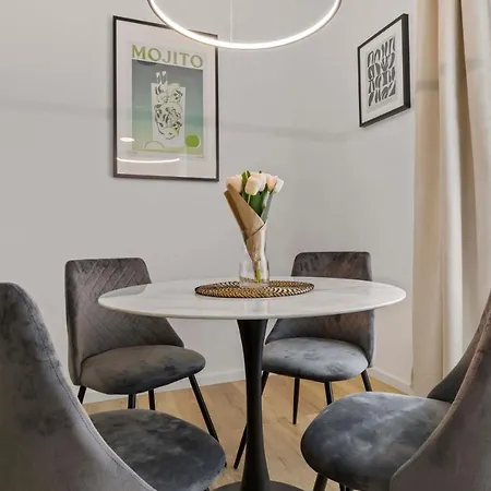 2 Bedroom Steps To Nivy Station شقة *