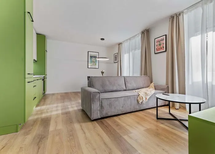 2 Bedroom Steps To Nivy Station شقة