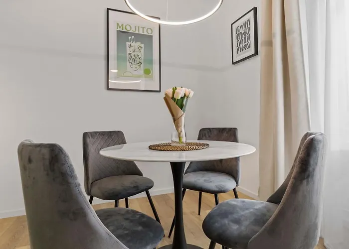 2 Bedroom Steps To Nivy Station Апартаменти *