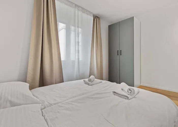 Апартаменти 2 Bedroom Steps To Nivy Station